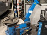 une machine bleue qui se trouve dans le garage