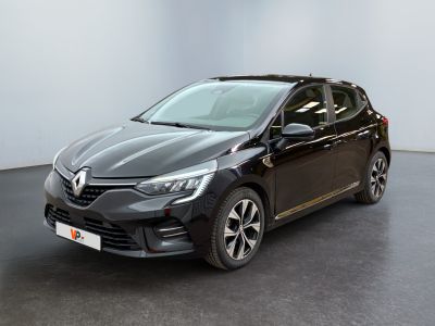 une voiture noire garée dans une pièce aux murs blancs