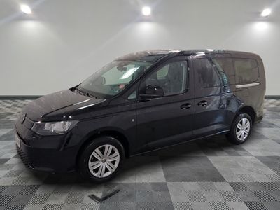 la photo d'une camionnette noire garée sur un sol en damier