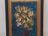 peinture représentant un vase contenant des fleurs, posé sur une surface en marbre
