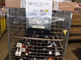 un chariot rempli de bouteilles de vin dans un entrepôt