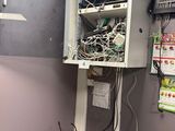 une petite pièce où il y a plein de câbles accrochés au mur
