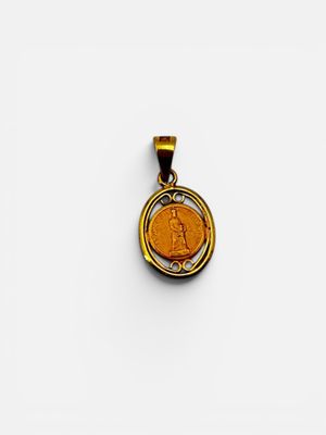 un pendentif en forme de pièce d'or renfermant une petite pièce