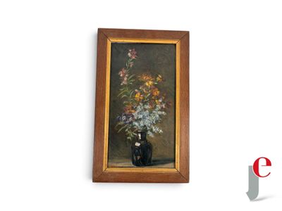 un tableau de fleurs dans un vase sur le mur
