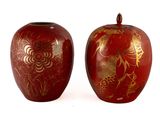 deux vases rouges ornés de motifs dorés