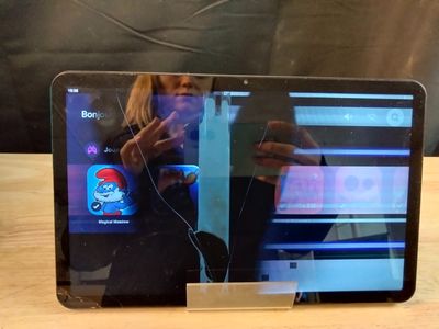 une femme en train de se prendre en photo avec une tablette