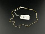 un collier muni d'une étiquette, posé sur une table