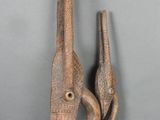 sculpture en bois représentant un oiseau et un oiseau posé sur un socle