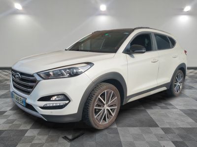 le SUV blanc est garé dans une pièce au sol en damier