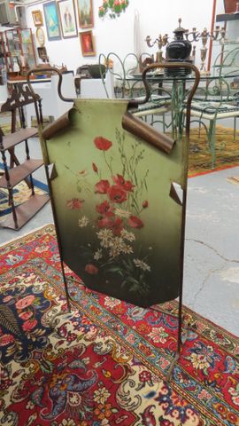 Pare-feu en métal peint de fleurs. H 91 L 51 cm