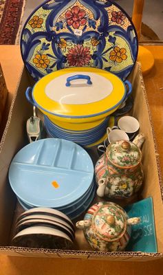 une boîte remplie d'assiettes et de bols posée sur une table