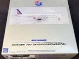 une maquette d'avion dans une boîte posée sur une table, sur fond noir