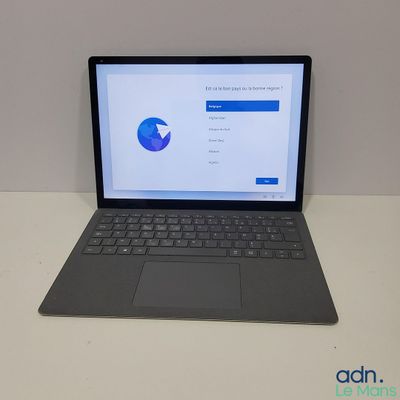un ordinateur portable posé sur une table
