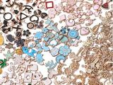 de nombreux types de broches sur un fond blanc