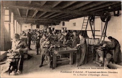 une photo en noir et blanc montrant un groupe de personnes travaillant dans une usine