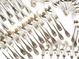 beaucoup de cuillères et de fourchettes en argent sur la table