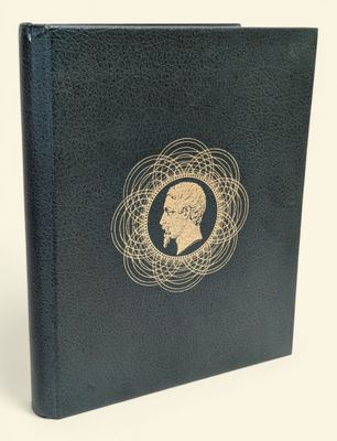 un livre noir orné d'un médaillon doré sur la couverture