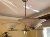 un lustre dans la pièce, avec une cheminée en arrière-plan