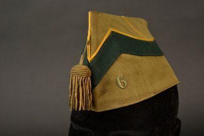 un chapeau orné d'un pompon sur le dessus