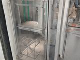 une image représentant une machine située à l'intérieur d'un bâtiment