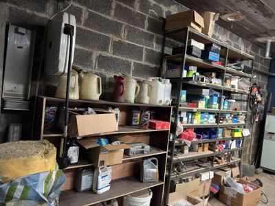 une pièce dont les étagères contiennent beaucoup d'objets