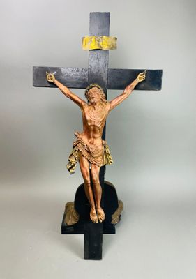 statue de Jésus sur la croix, posée sur un socle noir
