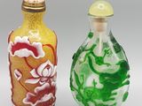 deux vases placés l'un à côté de l'autre