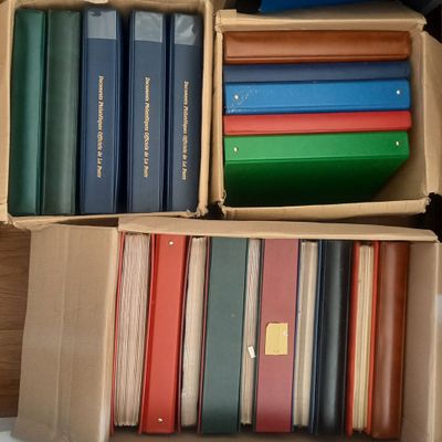 des cartons de livres posés les uns à côté des autres sur une table