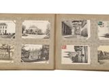 un vieux livre avec des images de bâtiments dessus