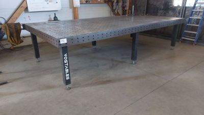 une grande table en métal au milieu d'une pièce