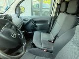 une photo de l'intérieur d'une camionnette avec le siège conducteur relevé