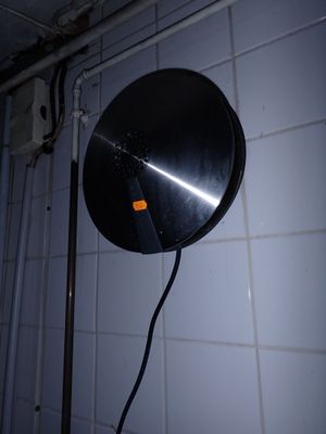 un miroir noir accroché au mur d'une salle de bains