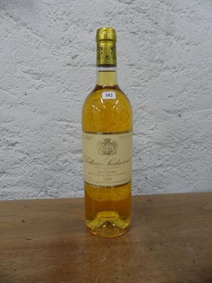 une bouteille de vin posée sur une table