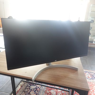 une photo d'un téléviseur à écran plat posé sur une table