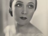 photographie en noir et blanc d'une femme en robe blanche