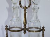 deux carafes en verre posées sur un plateau muni d'une poignée dorée