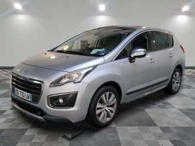 la petite voiture argentée est garée dans une pièce au sol en damier