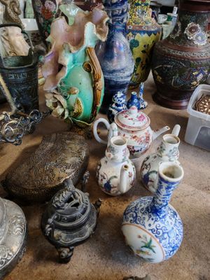 de nombreux vases posés sur une table