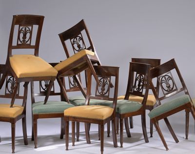six chaises, dont les dossiers sont rembourrés, sont disposées en rangée