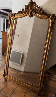 un miroir posé sur le sol d'une pièce