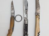 trois couteaux et un décapsuleur sur une table