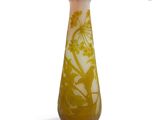 un vase jaune orné d'un motif floral
