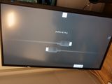 une télévision à écran plat posée sur un bureau