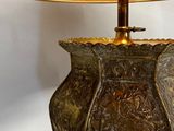une lampe posée sur une table à côté d'un abat-jour
