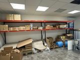 une pièce avec beaucoup de boîtes et de cartons sur les étagères