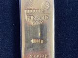 un lingot d'or posé sur une surface noire