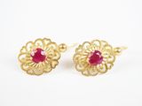 une paire de boucles d'oreilles en or ornées d'un rubis