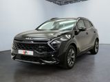 un SUV noir garé dans une grande pièce aux murs blancs