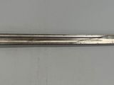 une épée en argent et en or exposée sur une table