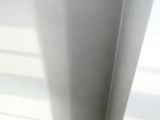 un chat assis sur le rebord d'une fenêtre, regardant dehors